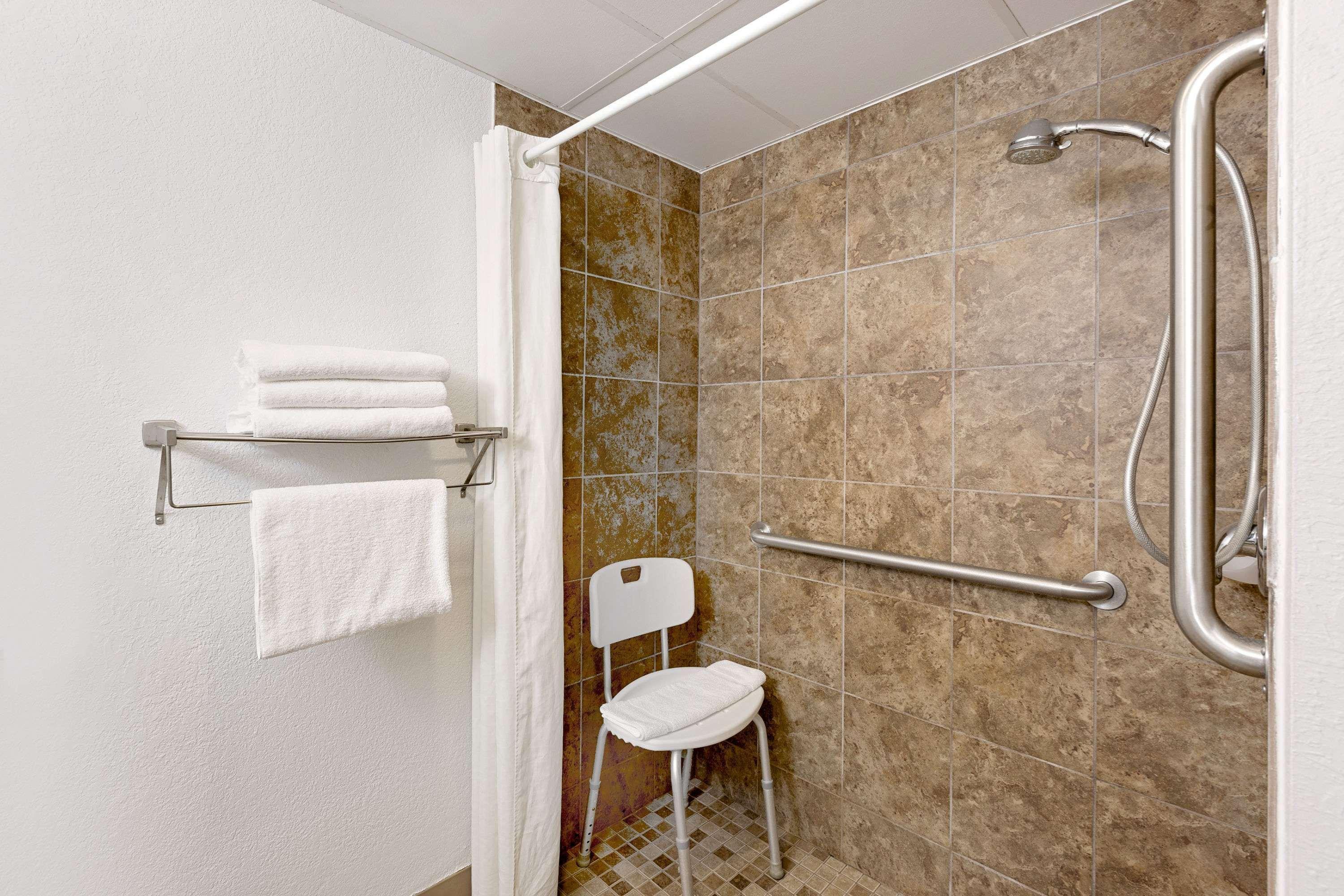 Super 8 By Wyndham St. James מראה חיצוני תמונה