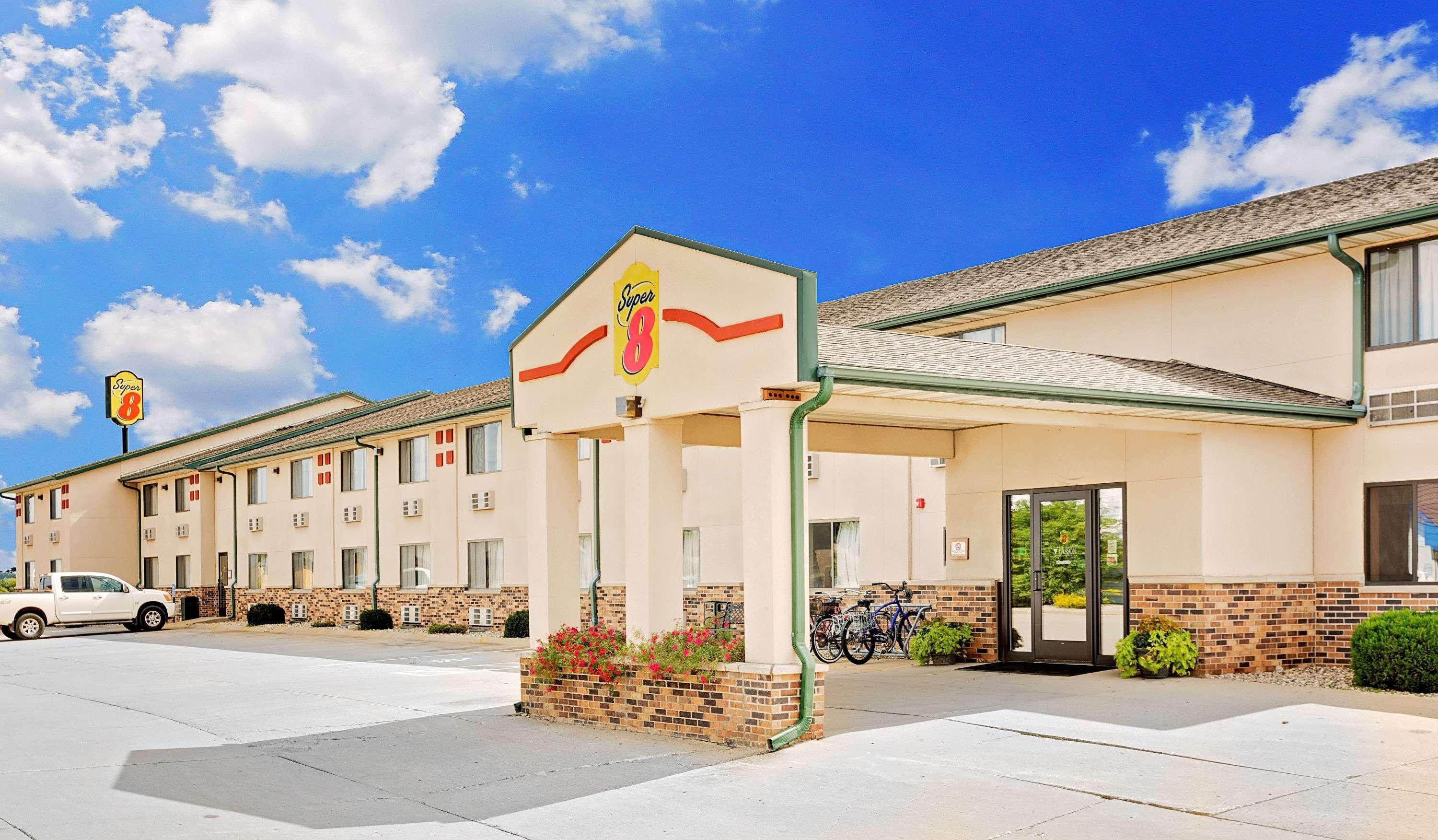 Super 8 By Wyndham St. James מראה חיצוני תמונה