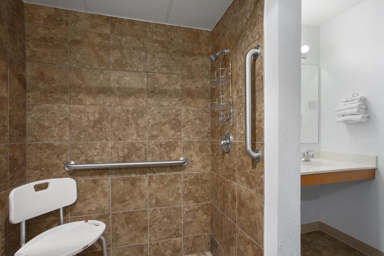 Super 8 By Wyndham St. James מראה חיצוני תמונה