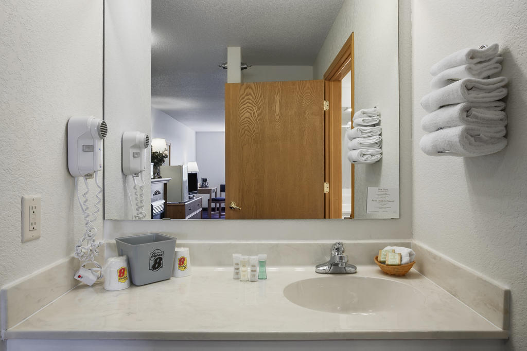 Super 8 By Wyndham St. James חדר תמונה